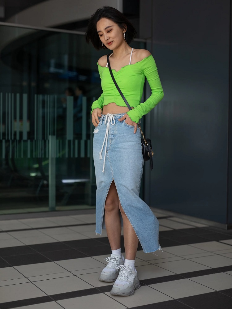 Chân váy jean dài xẻ và áo croptop sành điệu