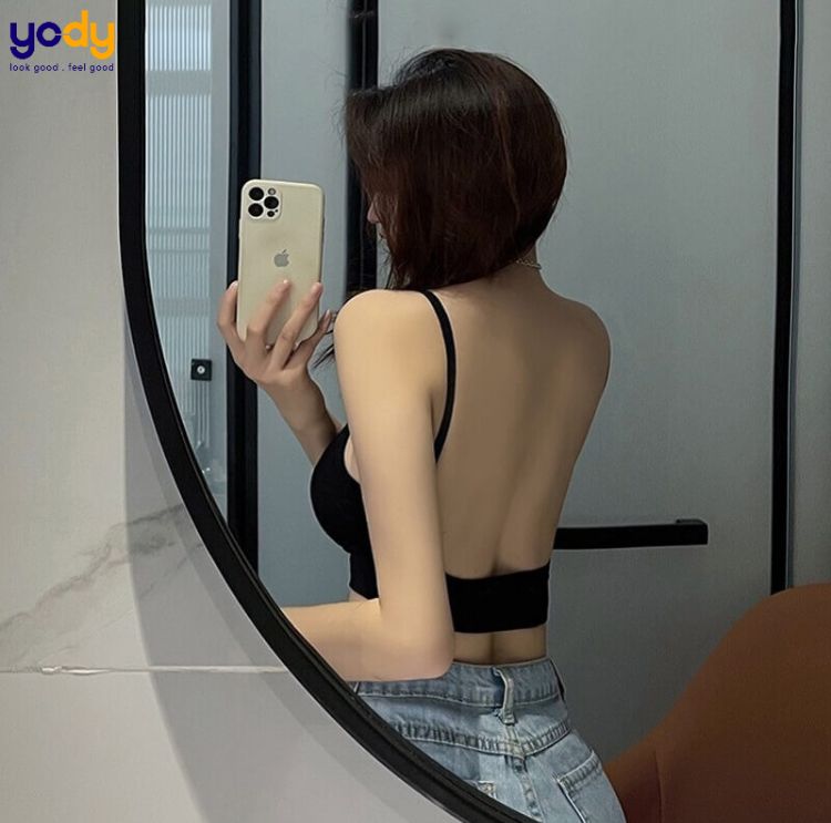 Pose dáng quyến rũ chụp ảnh trước gương