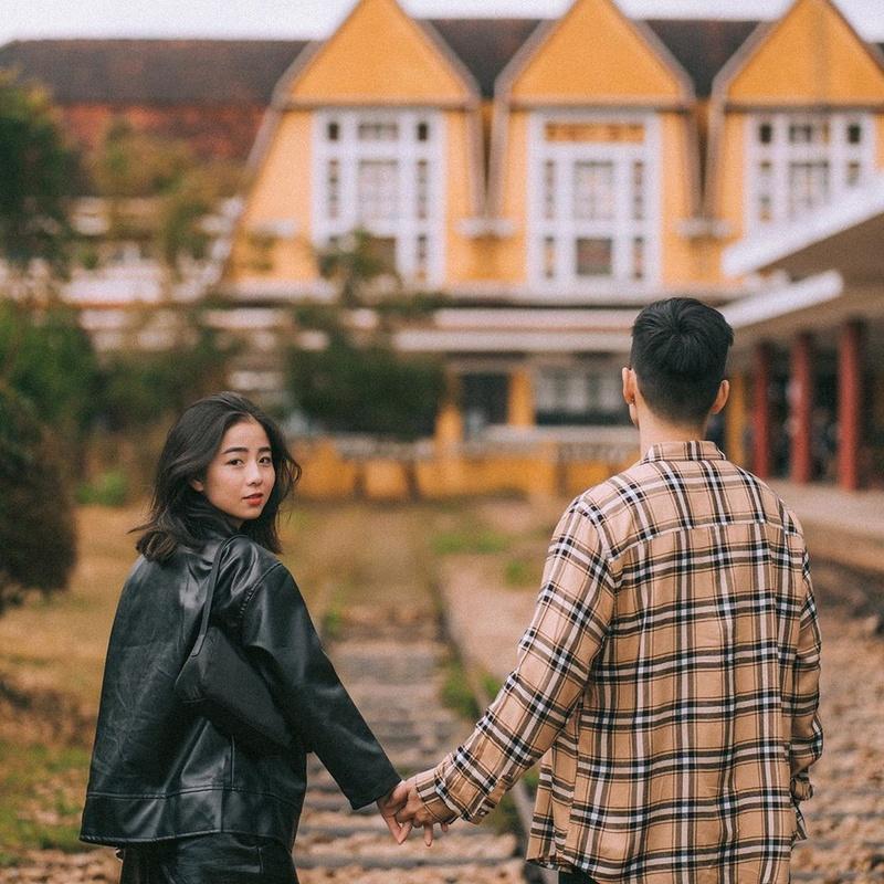 Gây sự tò mò với kiểu chụp couple giấu mặt