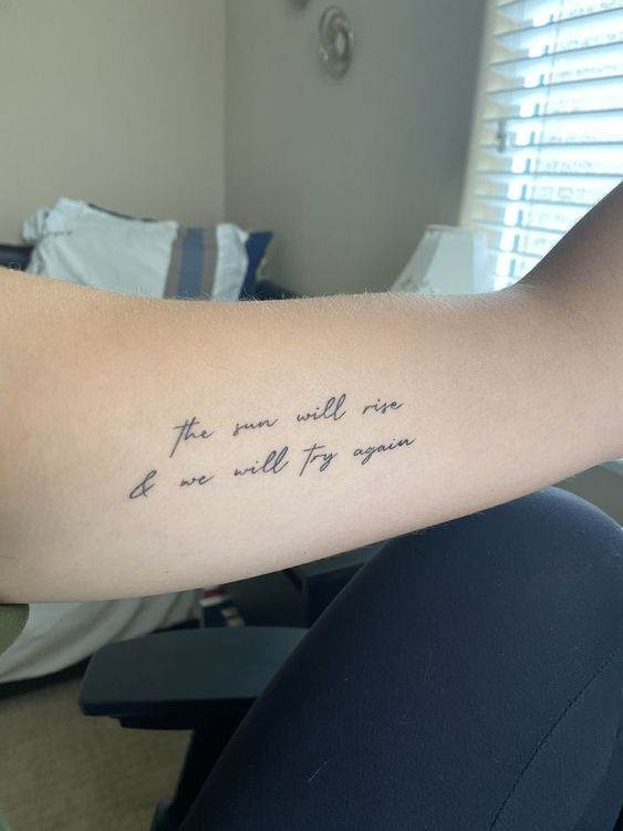 Tattoo chữ với ý nghĩa không bao giờ bỏ cuộc ở bắp tay