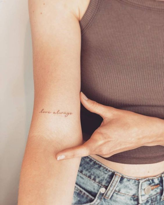 Tattoo chữ Love Always (luôn luôn yêu thương) ở bắp tay