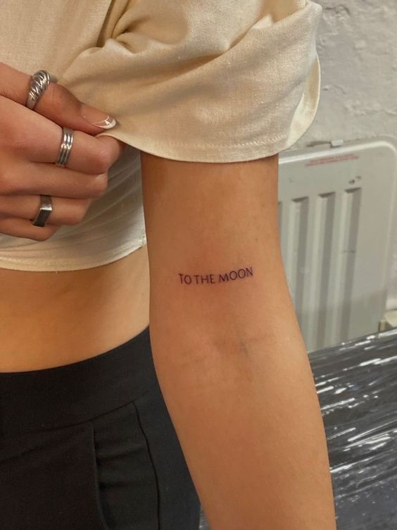 Tattoo với ý nghĩa tới mặt trăng ở bắp tay