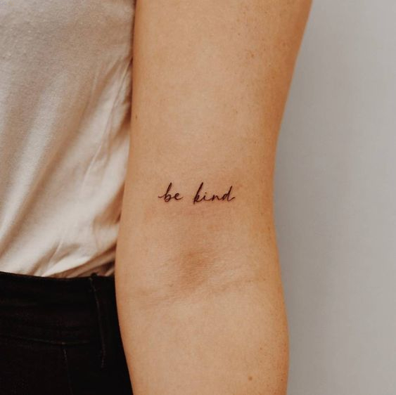 Tattoo chữ be kind (tốt bụng) ở bắp tay