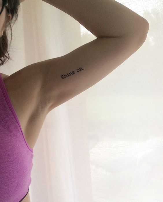 Tattoo chữ shine on (toả sáng) ở bắp tay