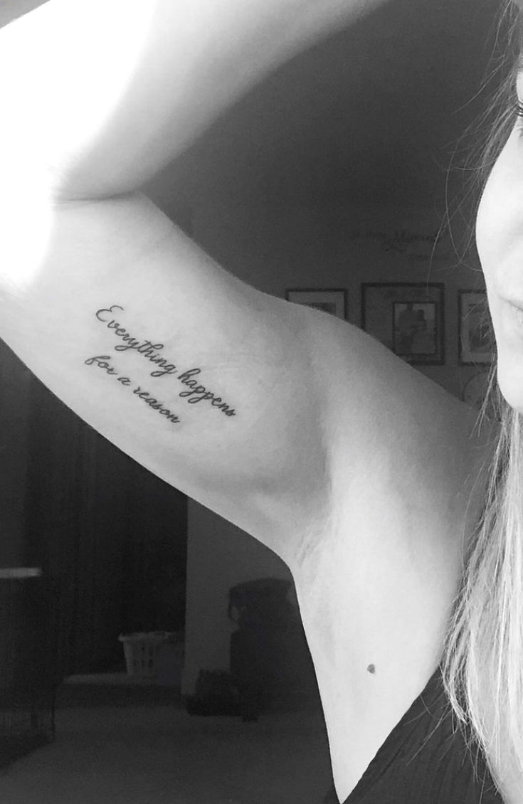 Tattoo chữ ý nghĩa "mọi thứ xảy ra đều có lý do" ở bắp tay