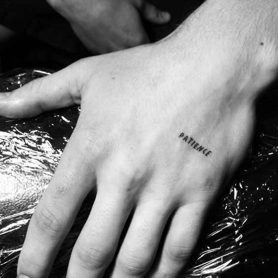 Tattoo hình chữ ở bàn tay với ý nghĩa kiên nhẫn
