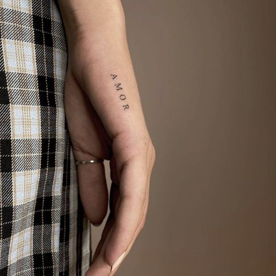 Tattoo hình chữ ở bàn tay với ý nghĩa tình yêu