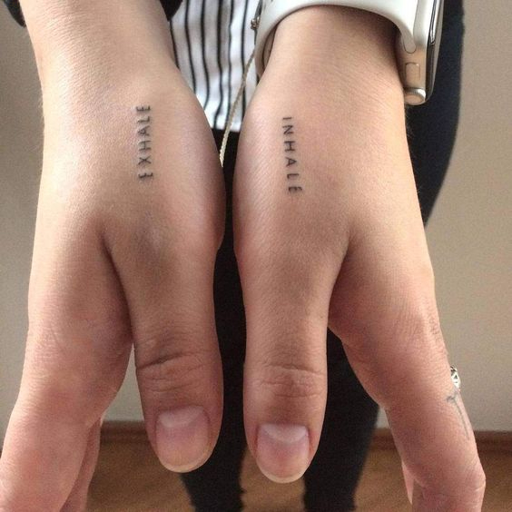 Tattoo hình chữ ở bàn tay với ý nghĩa "hít vào, thở ra"