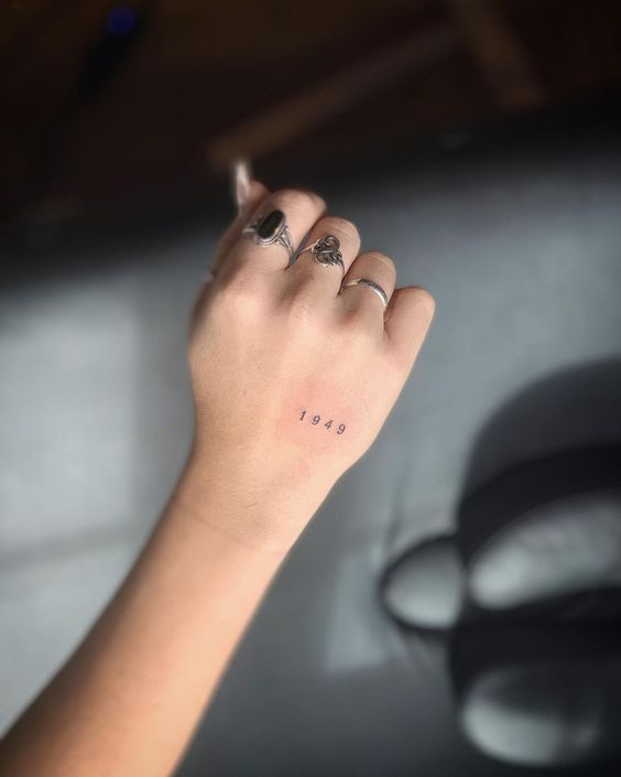 Tattoo số năm sinh 1949 ở bàn tay