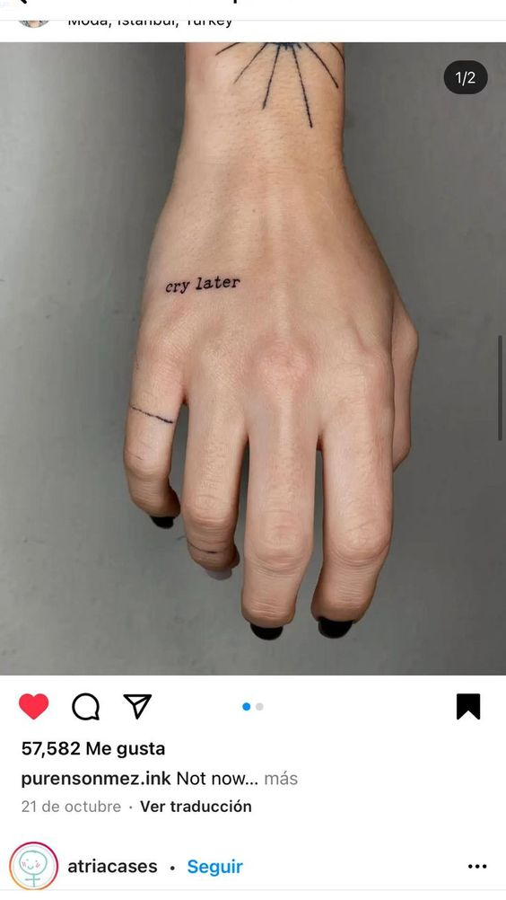 Tattoo hình chữ cry later (khóc một thời gian khác) ở bàn tay