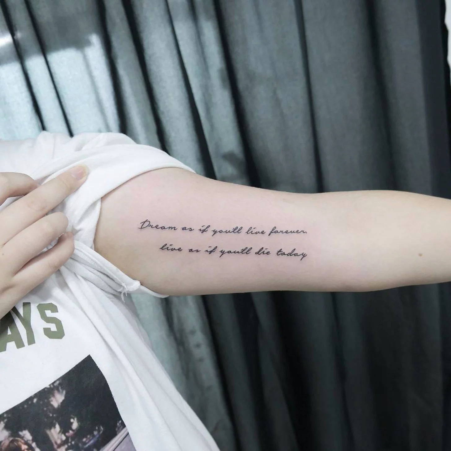 Tattoo slogan ý nghĩa ở bắp tay