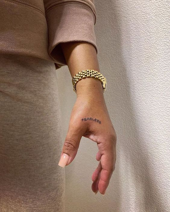 Tattoo hình chữ ở bàn tay với ý nghĩa can đảm
