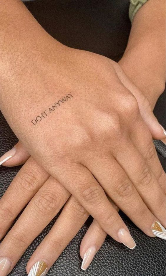 Tattoo hình chữ "do it anyway" (hãy cứ làm đi) ở bàn tay