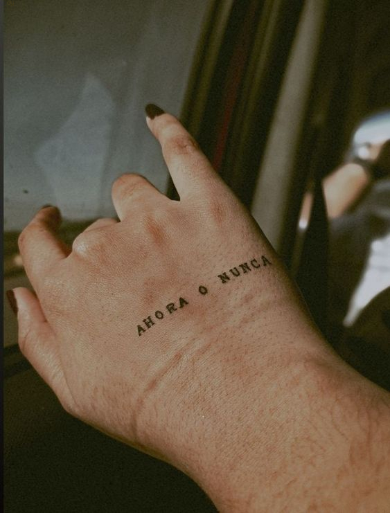 Tattoo hình chữ với ý nghĩa deep ở bàn tay