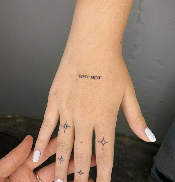 Tattoo hình chữ Why Not (tại sao không?) ở bàn tay
