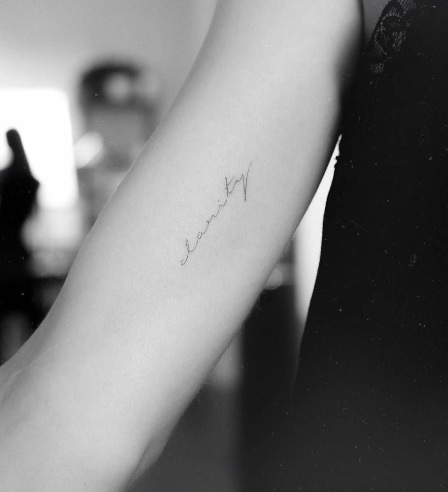 Tattoo chữ có nghĩa "sáng suốt" ở bắp tay