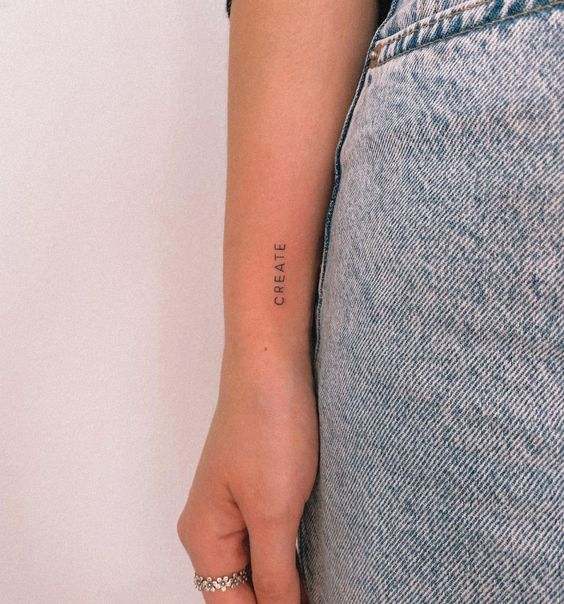 Tattoo chữ create "sáng tạo" ở cổ tay