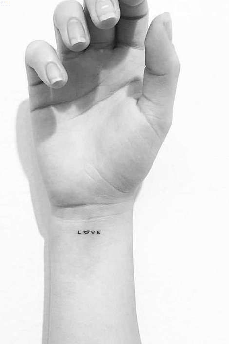 Tattoo chữ ở cổ tay với ý nghĩa yêu thương