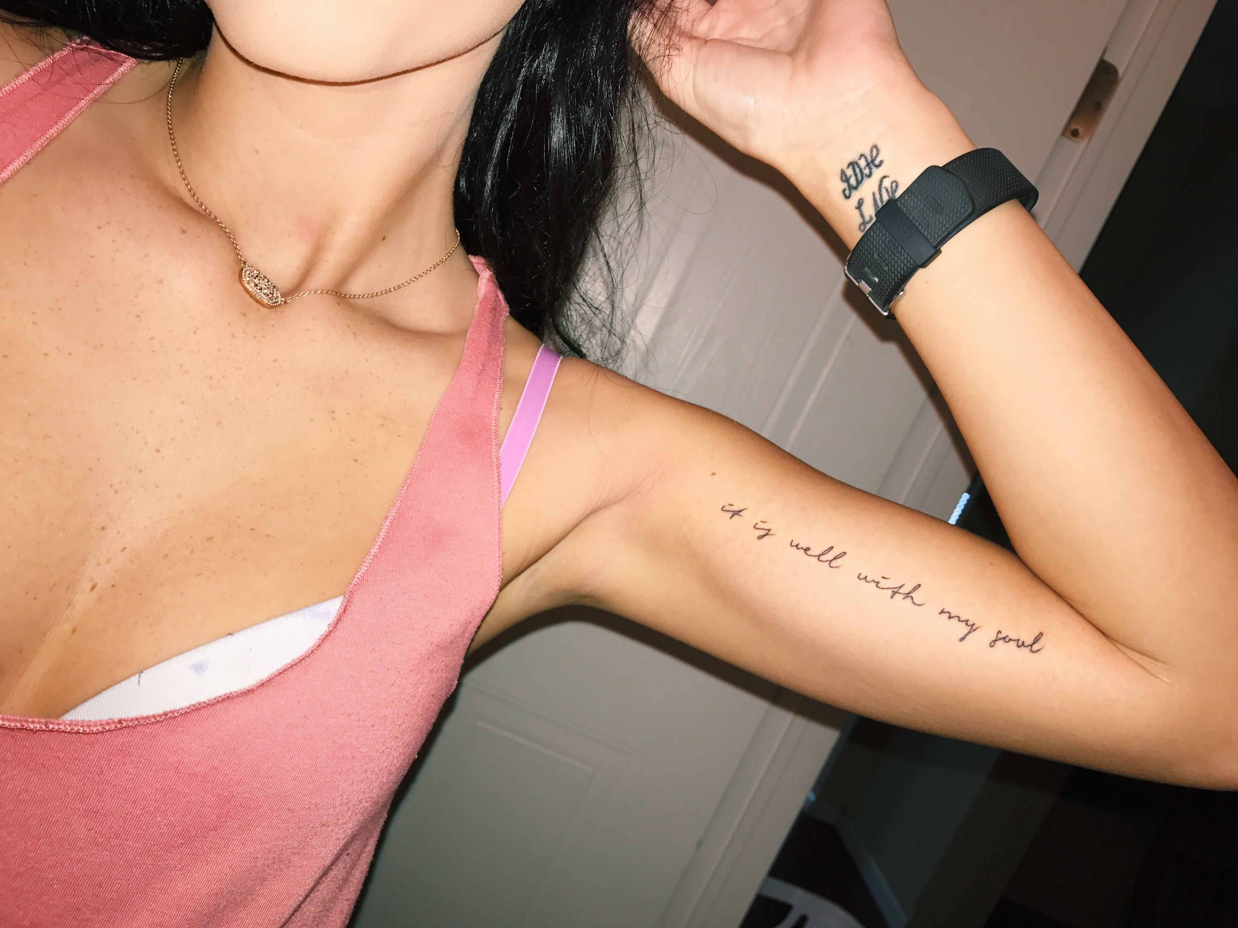 Tattoo chữ siêu ngầu ở bắp tay