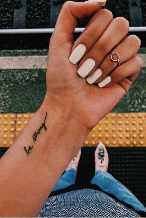 Tattoo chữ ở cổ tay với thông điệp "hãy mạnh mẽ lên"
