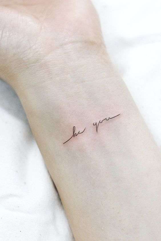Tattoo chữ ở cổ tay với thông đẹp "hãy là chính mình"
