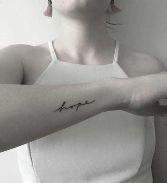Tattoo chữ ở cổ tay với ý nghĩa hy vọng