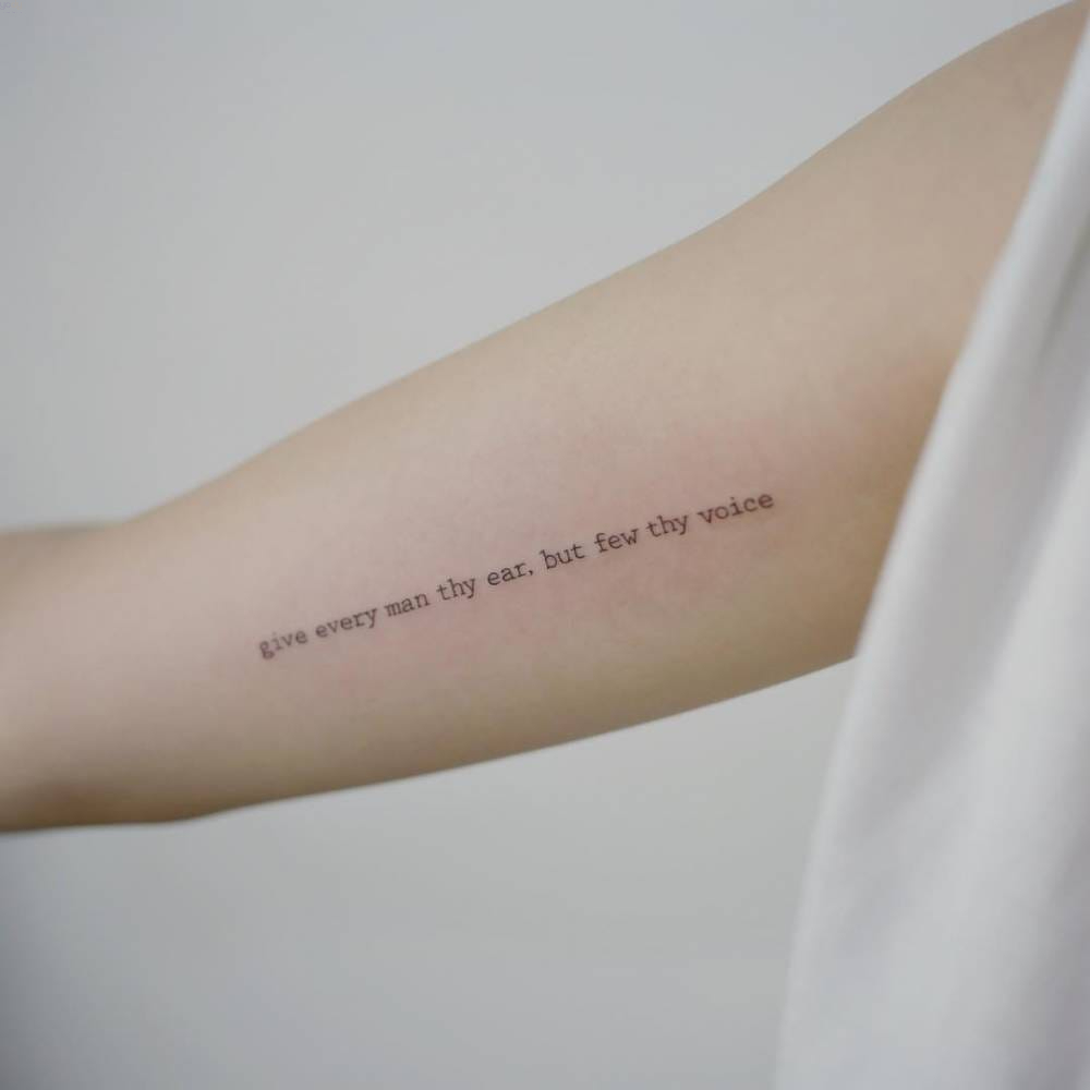 Tattoo slogan cool ngầu ở bắp tay