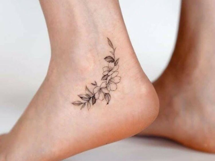 Hình xăm bông hoa ở cổ chân