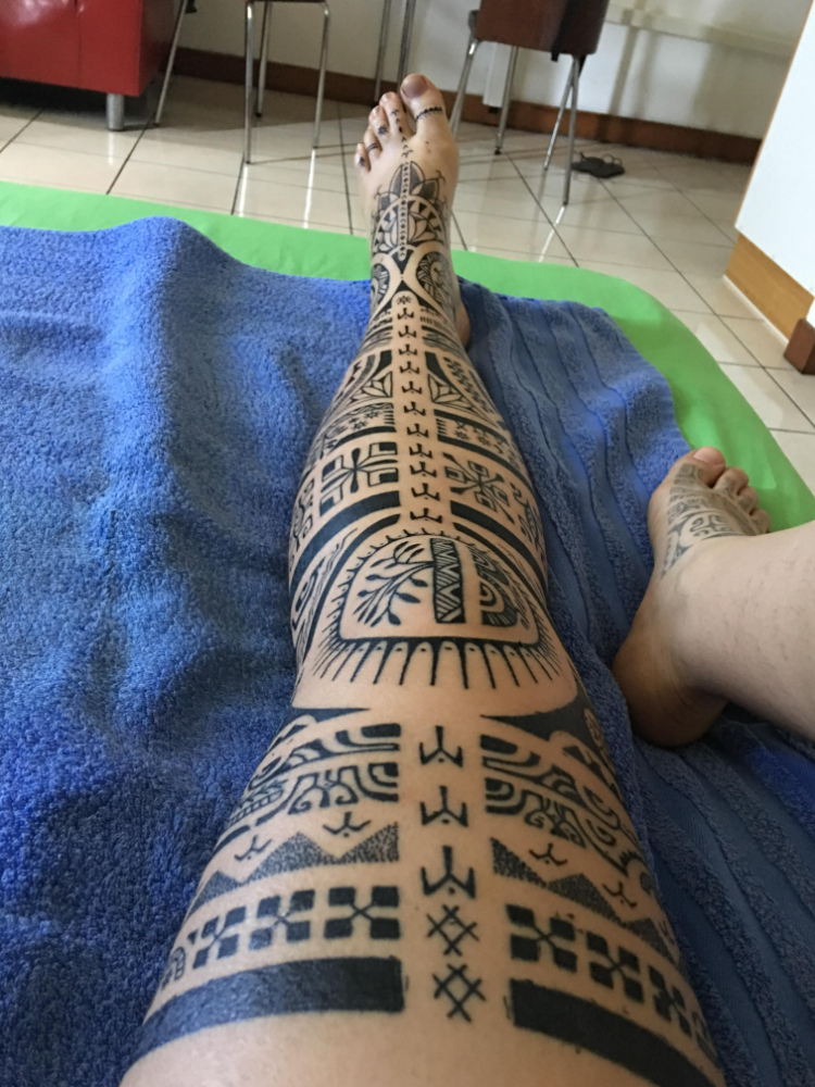 Hình xăm maori nghệ thuật cho chân