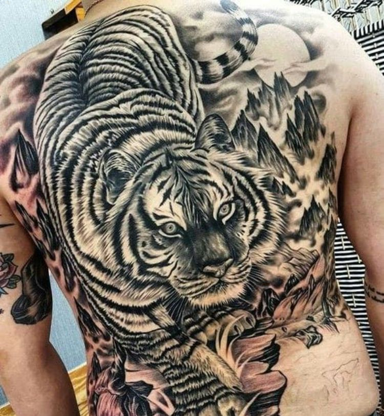 Tattoo hổ xuống núi săn mồi