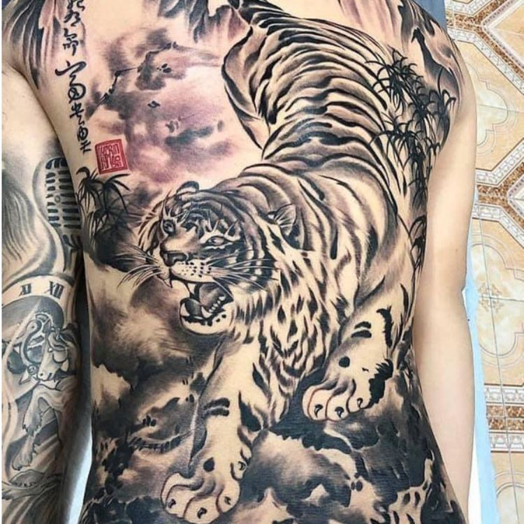 Tattoo hổ xuống núi kín lưng siêu ngầu