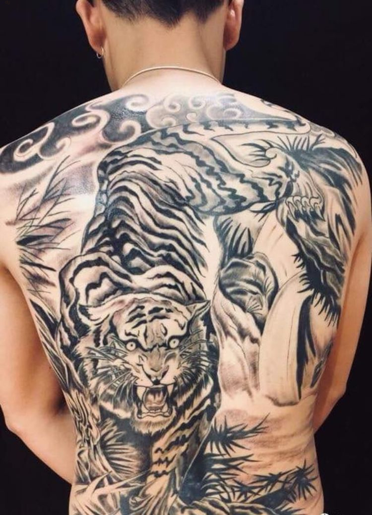 Tattoo hổ đang gầm xuống núi