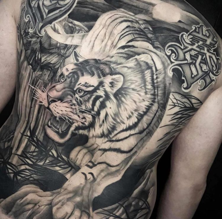 Tattoo hổ xuống núi chân thực