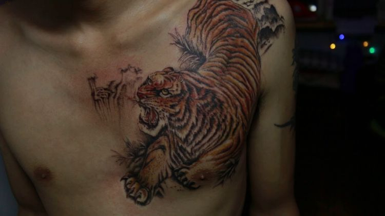 Tattoo hổ xuống núi ở ngực