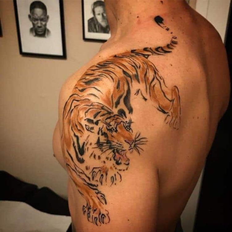 Tattoo hổ xuống núi ở vai