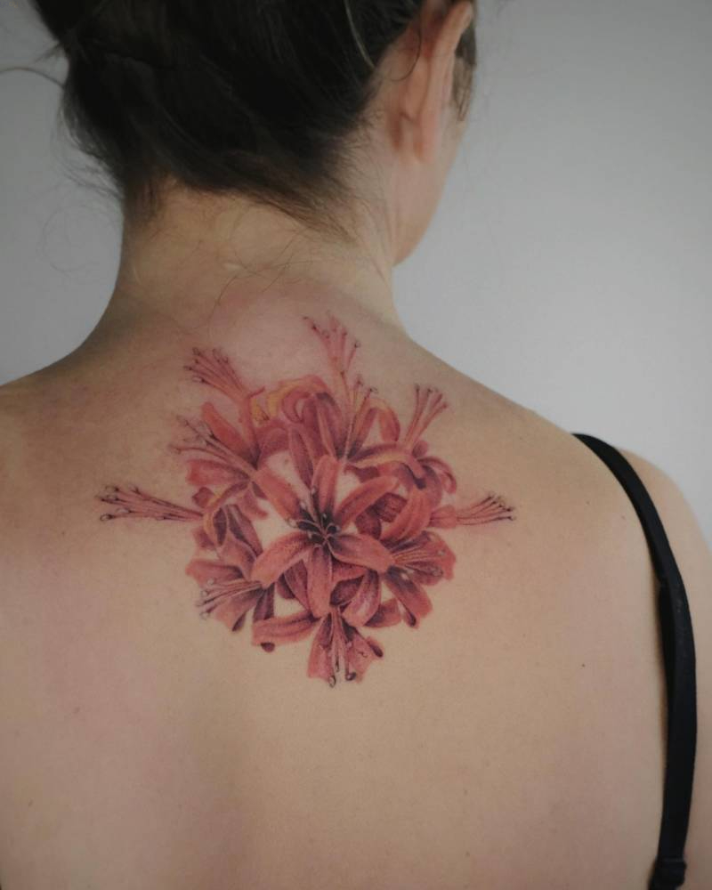 Tattoo hình hoa bỉ ngạn 3D ở sau gáy