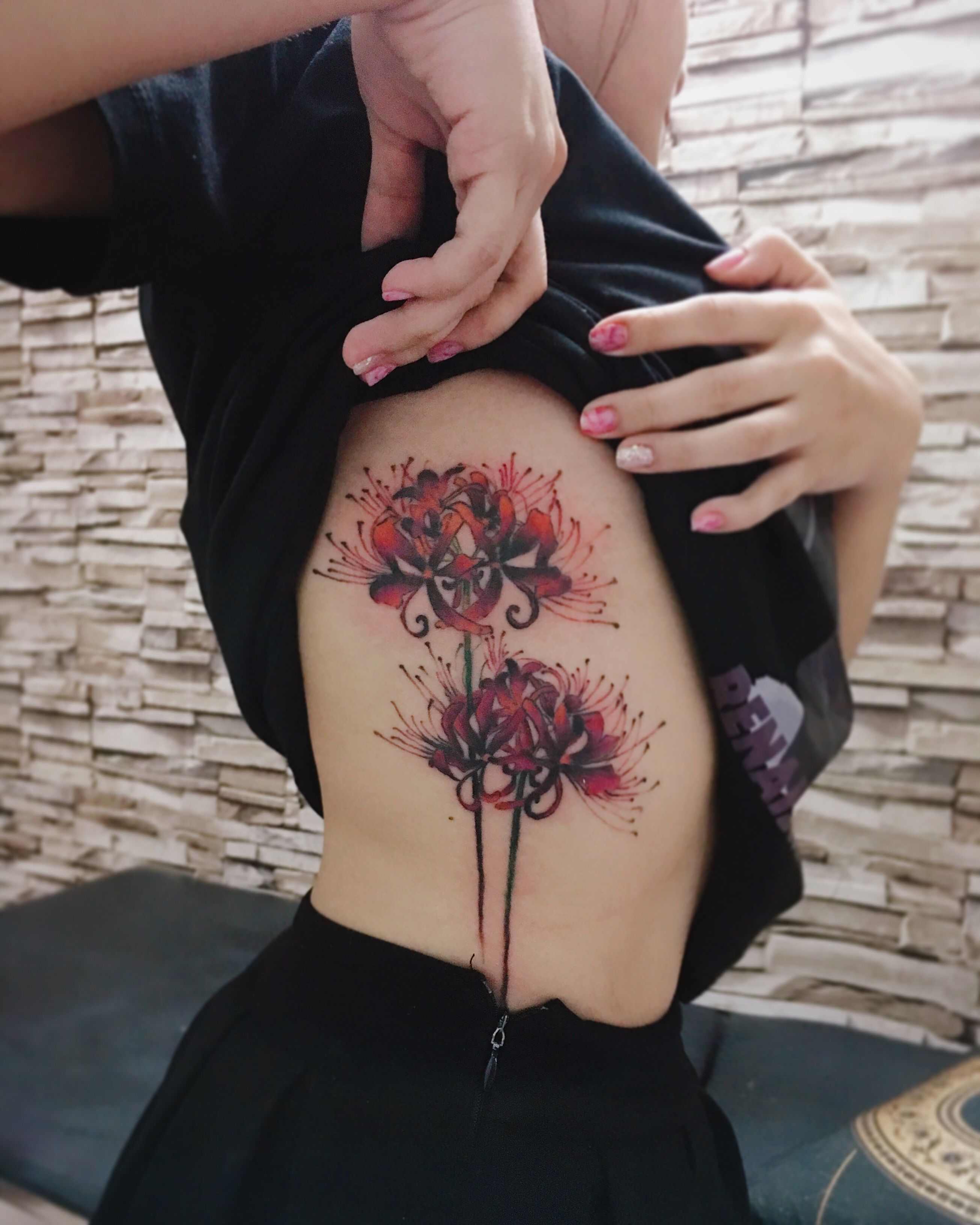 Tattoo hoa bỉ ngạn siêu to ở mạn sườn