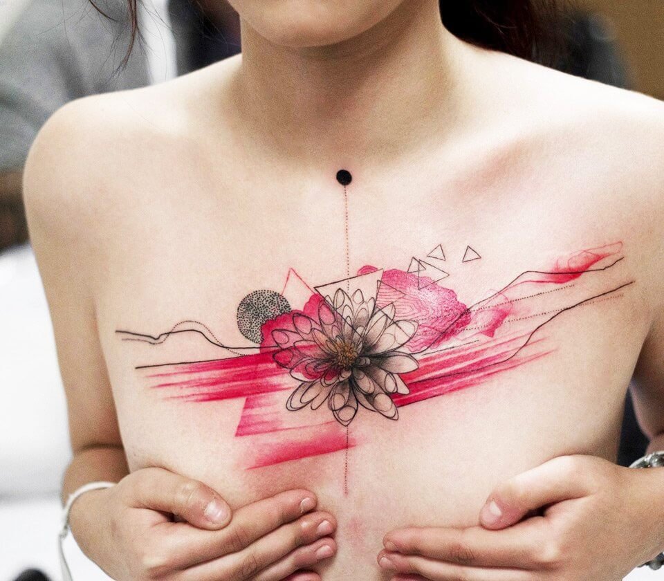 Tattoo hoa bỉ ngạn ở giữa ngực