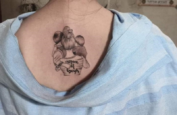 Tattoo mẹ bồng 2 con trai trên vai