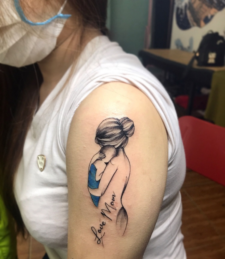 Tattoo mẹ bồng con với chữ "love mom"