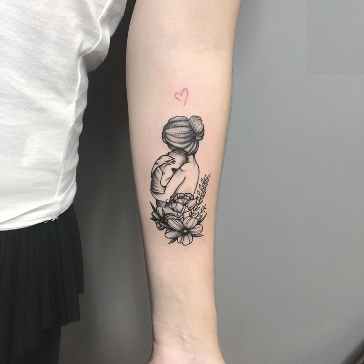 Mẫu tattoo mẹ bế con chân thực