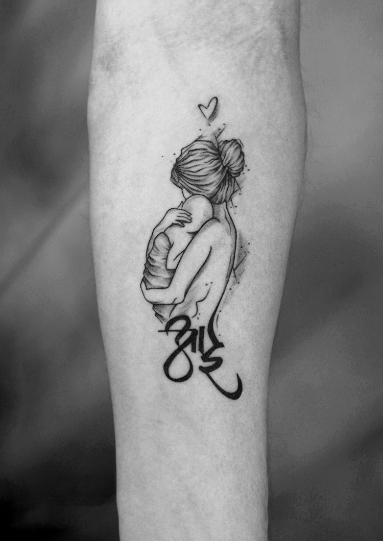 Mẫu tattoo mẹ bế con ý nghĩa