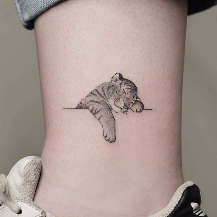 Tattoo mini hình chú hổ đang ngủ