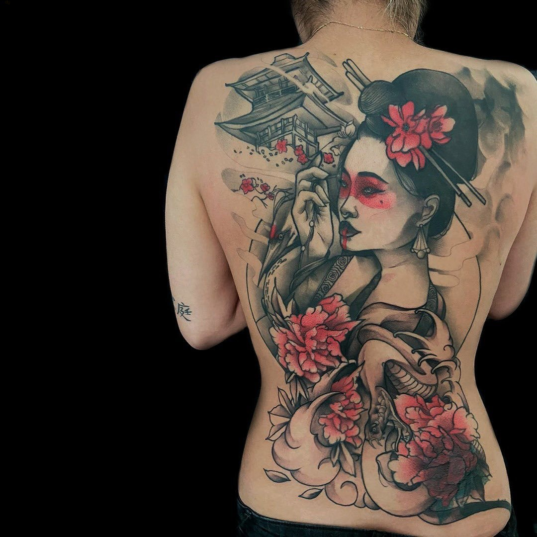 Tattoo Nhật cổ kín lưng hình cô gái xinh đẹp