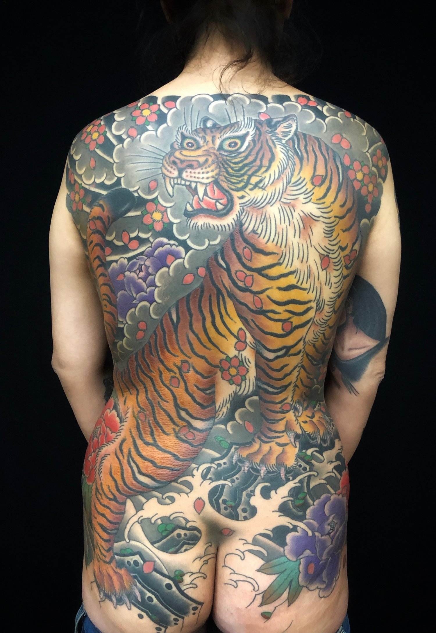 Tattoo Nhật cổ kín lưng hình hổ yakuza