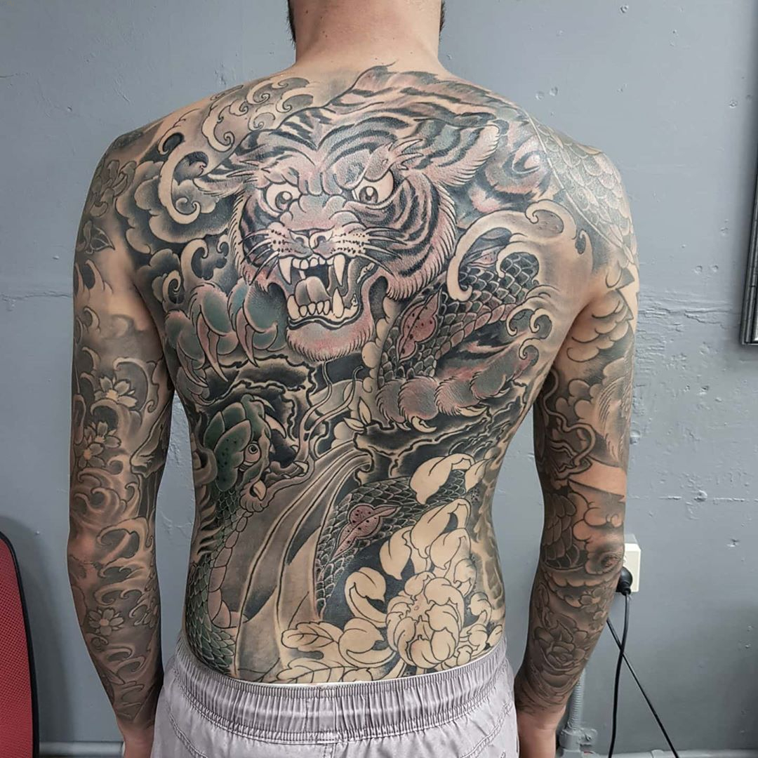 Tattoo Nhật kín lưng hình hổ màu đen