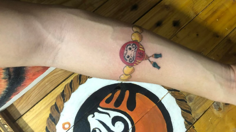 Tattoo vòng tay chuỗi hạt hoạ tiết Daruma