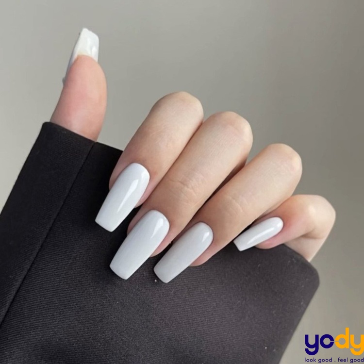 Nail màu trắng sữa đơn giản