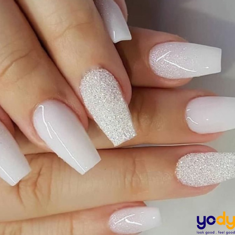 Nail màu trắng sữa đơn giản