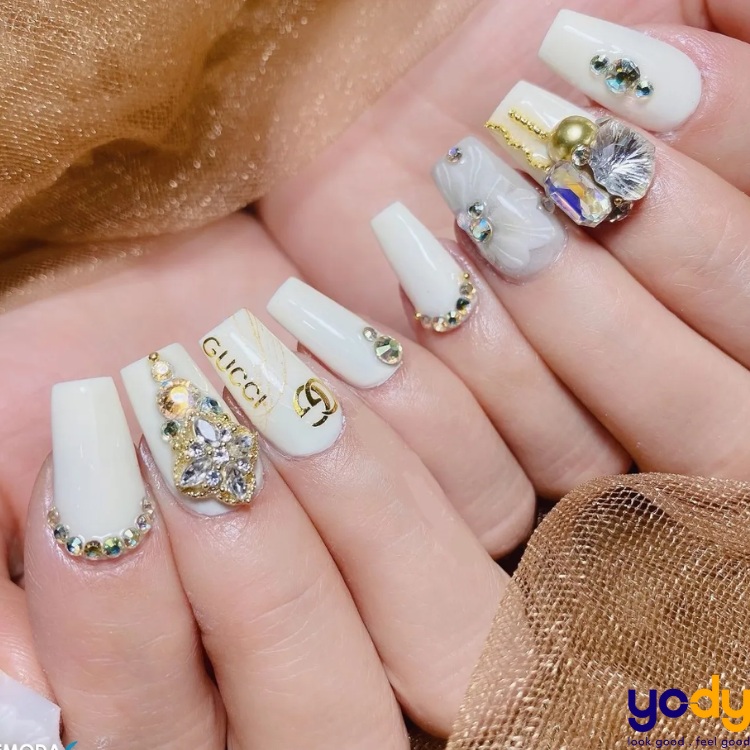 Nail màu trắng sữa đơn giản